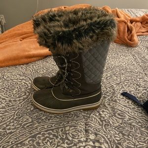 Snow boots